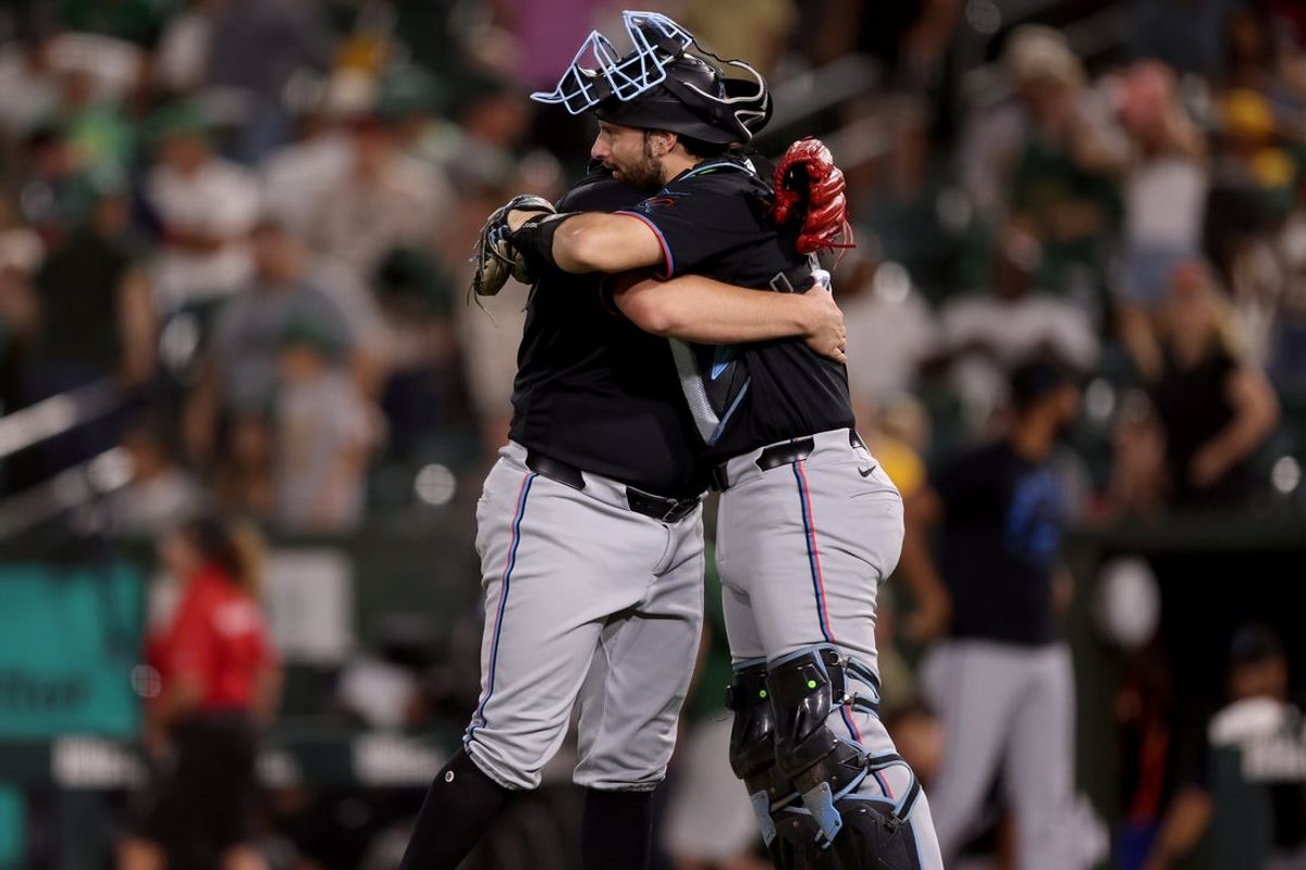3 de julho de 2026; West Sacramento, Califórnia, EUA; O arremessador do Miami Marlins, William Kempner (71), comemora com o apanhador Liam Hicks (34) após derrotar o Athletics na nona entrada no Sutter Health Park. Crédito obrigatório: Dennis Lee-Imagn Images