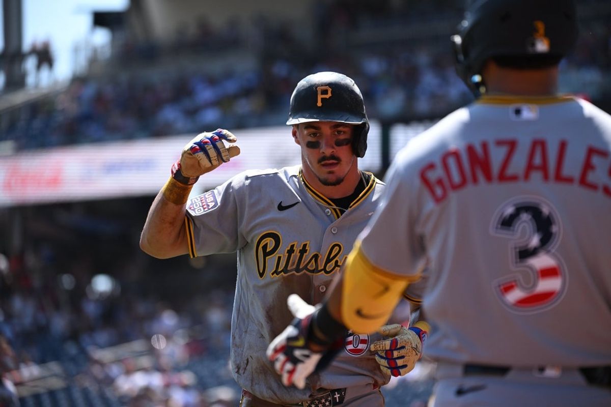 4 de julho de 2026; Washington, Distrito de Columbia, EUA; O shortstop do Pittsburgh Pirates, Konnor Griffin (6), comemora marcar uma corrida com o terceiro base Nick Gonzales (3) contra o Washington Nationals durante o primeiro turno no Nationals Park. Crédito obrigatório: Rafael Suanes-Imagn Images