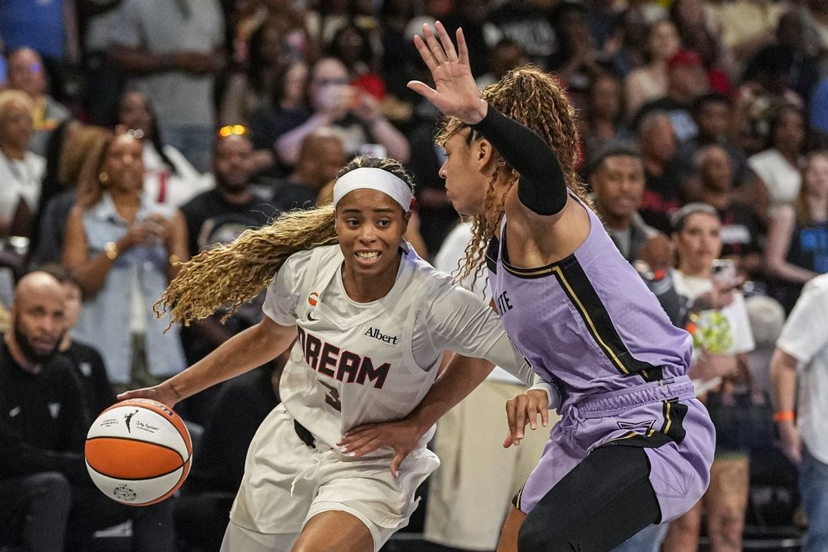 4 de julho de 2026; College Park, Geórgia, EUA; Jordin Canada (3), guarda do Atlanta Dream, dribla contra Veronica Burton (22), guarda do Golden State Valkyries, durante o primeiro tempo na Gateway Center Arena em College Park. Crédito obrigatório: Dale Zanine-Imagn Images