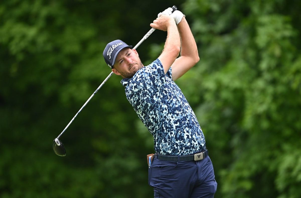 4 de julho de 2026; Silvis, Illinois, EUA; Lee Hodges acerta sua tacada inicial no segundo buraco durante a terceira rodada do torneio de golfe John Deere Classic. Crédito obrigatório: Marc Lebryk-Imagn Images