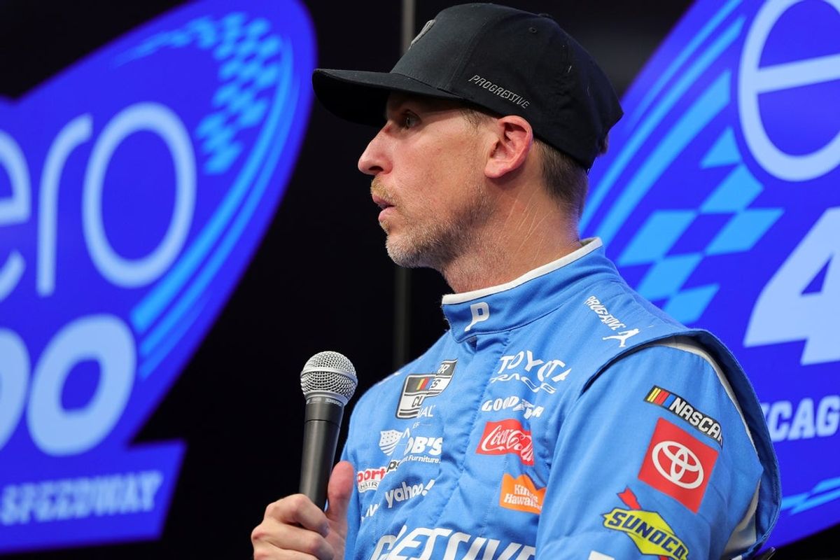 4 de julho de 2026; Joliet, Illinois, EUA;O piloto da NASCAR Cup Series, Denny Hamlin (11), fala à mídia após ganhar o prêmio pole para o eero 400 no Chicagoland Speedway. Crédito obrigatório: Mike Dinovo-Imagn Images