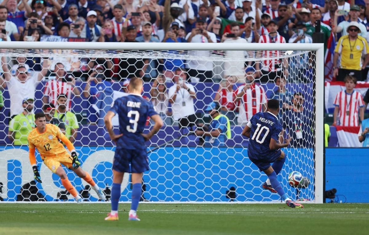 4 de julho de 2026; Filadélfia, Pensilvânia, EUA; Kylian Mbappe, da França, marca seu primeiro gol contra Orlando Gill, do Paraguai, de pênalti. Crédito obrigatório: Bill Streicher-Imagn Images