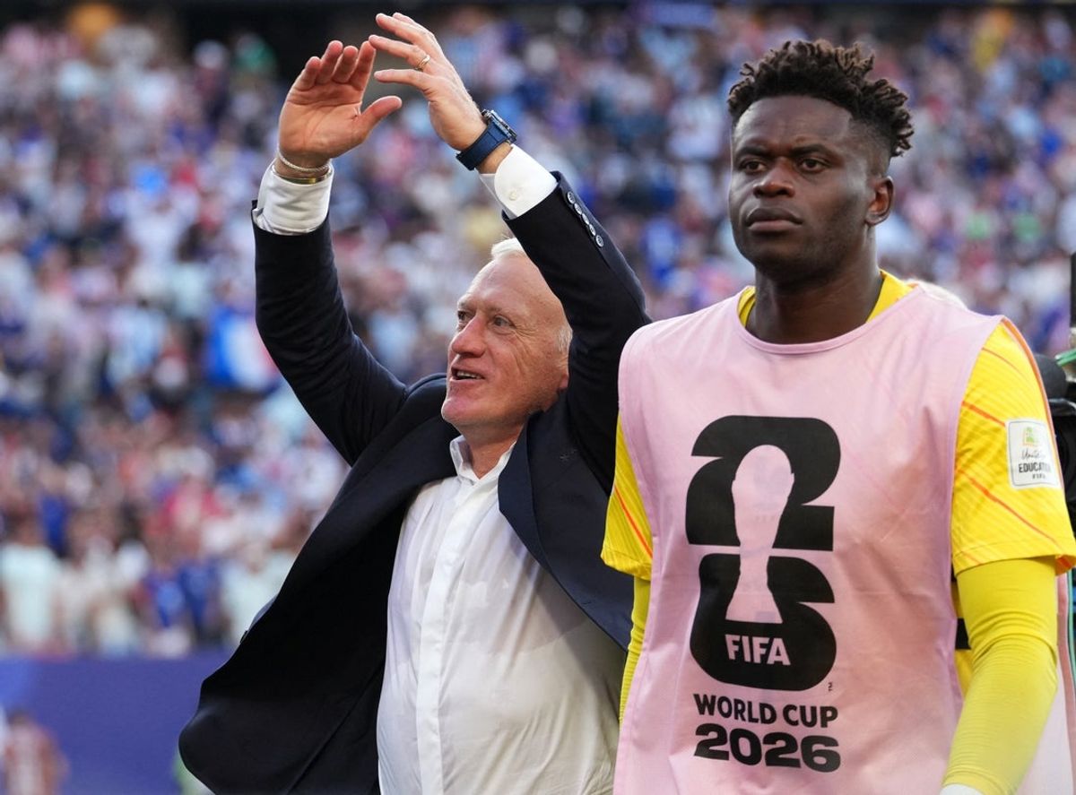 4 de julho de 2026; Filadélfia, Pensilvânia, EUA; O técnico da França, Didier Deschamps e Brice Samba comemoram após a partida. Crédito obrigatório: James Lang-Imagn Images