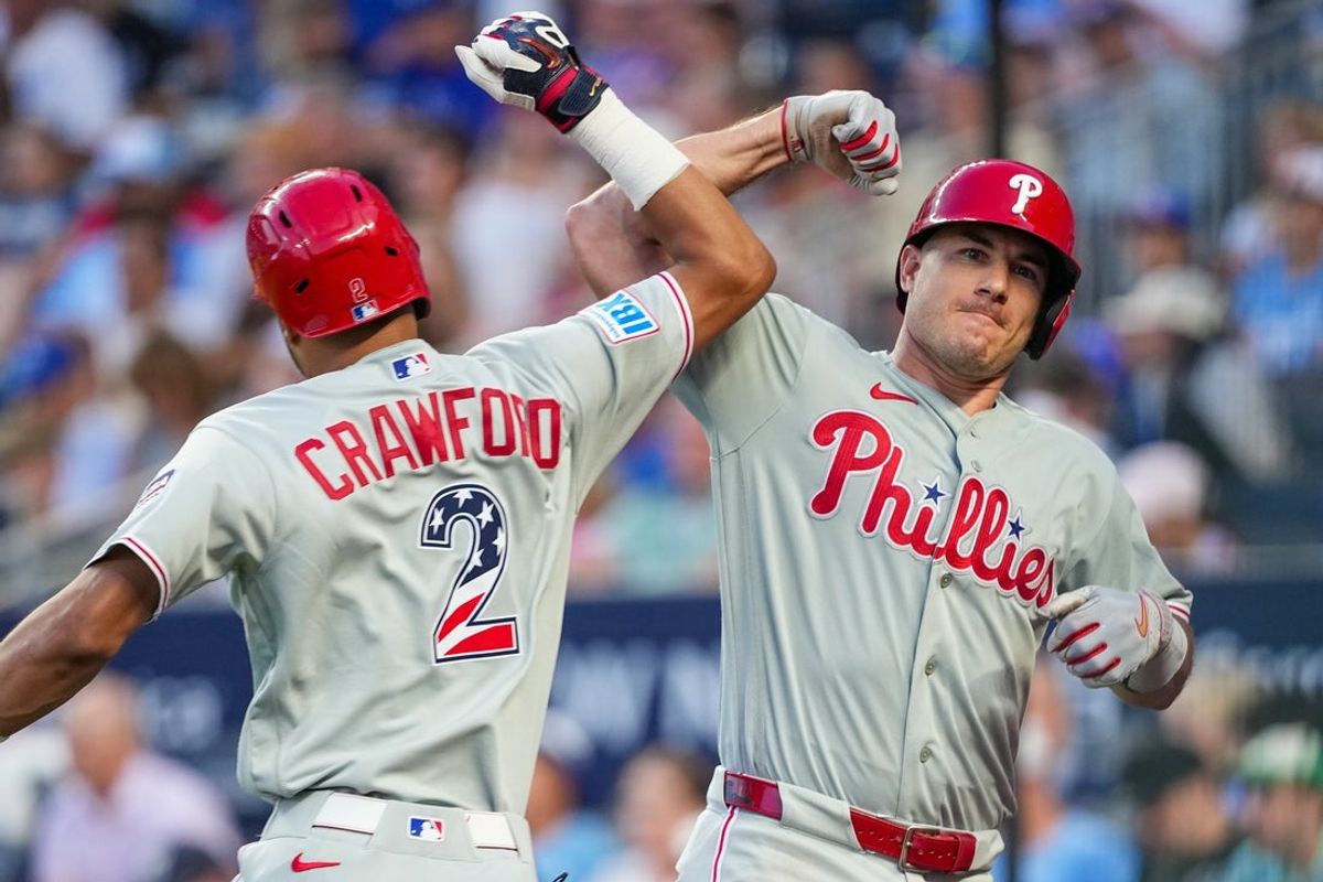 4 de julho de 2026; Kansas City, Missouri, EUA; O apanhador do Philadelphia Phillies, JT Realmuto (10), comemora com o defensor central Justin Crawford (2) depois de acertar um home run de duas corridas contra o Kansas City Royals durante a quarta entrada no Kauffman Stadium. Crédito obrigatório: Denny Medley-Imagn Images