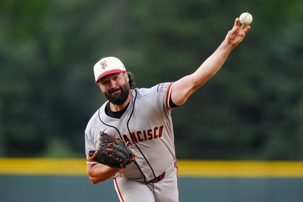 4 de julho de 2026; Denver, Colorado, EUA; O arremessador titular do San Francisco Giants, Robbie Ray (38), faz um arremesso no primeiro inning contra o Colorado Rockies no Coors Field. Crédito obrigatório: Ron Chenoy-Imagn Images