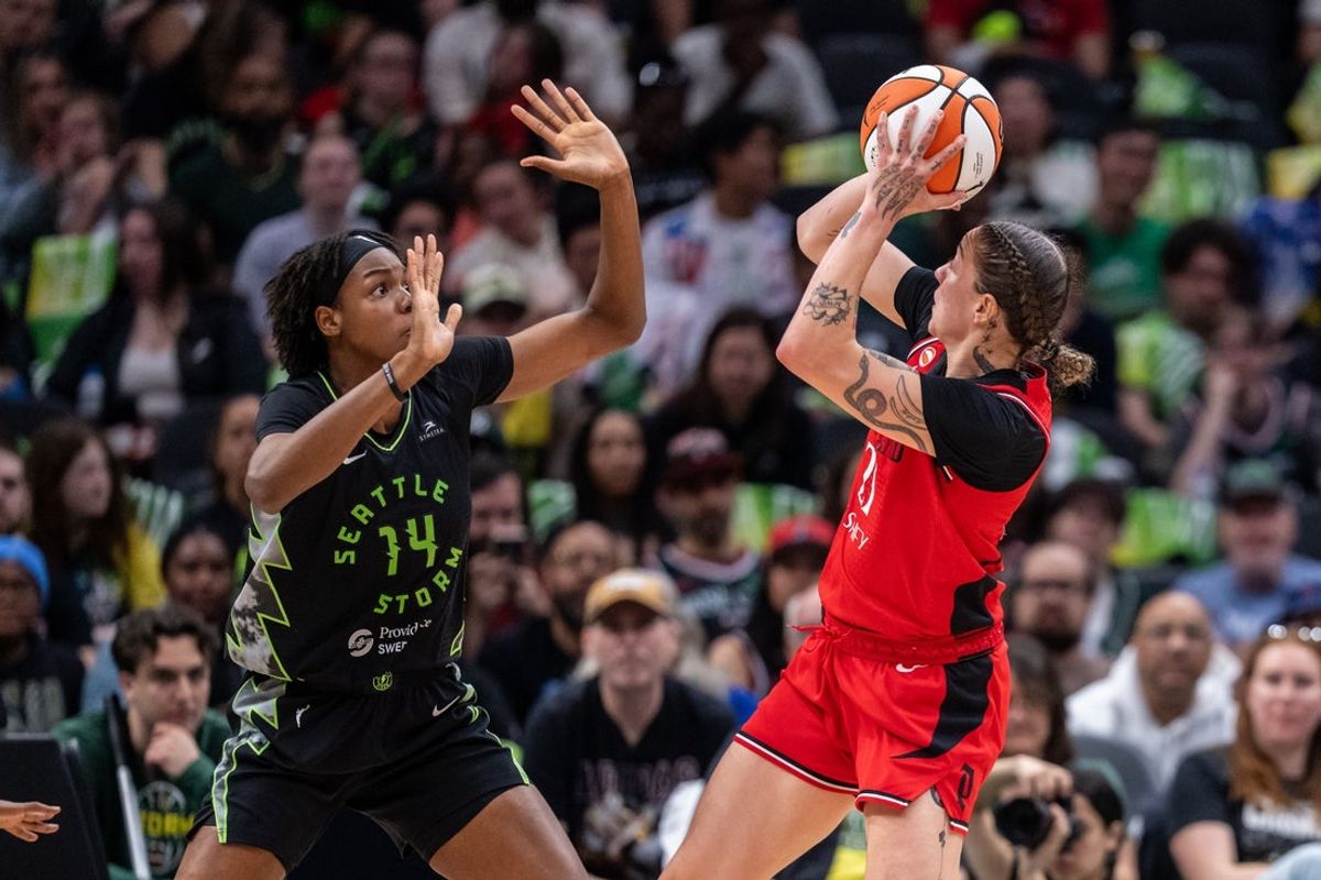 4 de julho de 2026; Seattle, Washington, EUA; A atacante do Portland Fire, Emily Engstler (21), chuta a bola contra o pivô do Seattle Storm, Dominique Malonga (14), durante o primeiro tempo na Climate Pledge Arena. Crédito obrigatório: Stephen Brashear-Imagn Images