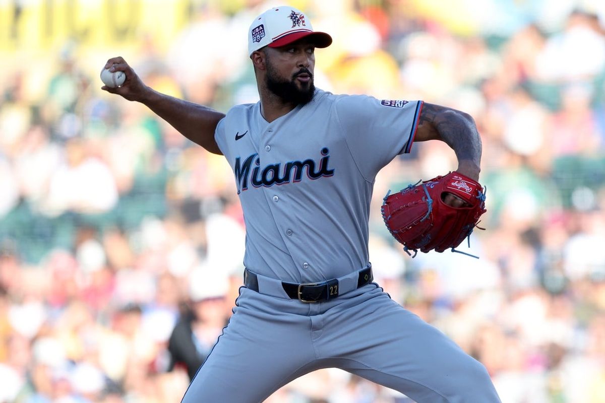 4 de julio de 2026; Sacramento Occidental, California, Estados Unidos; Sandy Alcantara (22), lanzadora abridora de Miami Marlins, lanza un lanzamiento contra los Atléticos durante la entrada principal en Sutter Health Park. Crédito importante: Dennis Lee-Imagn Fotos