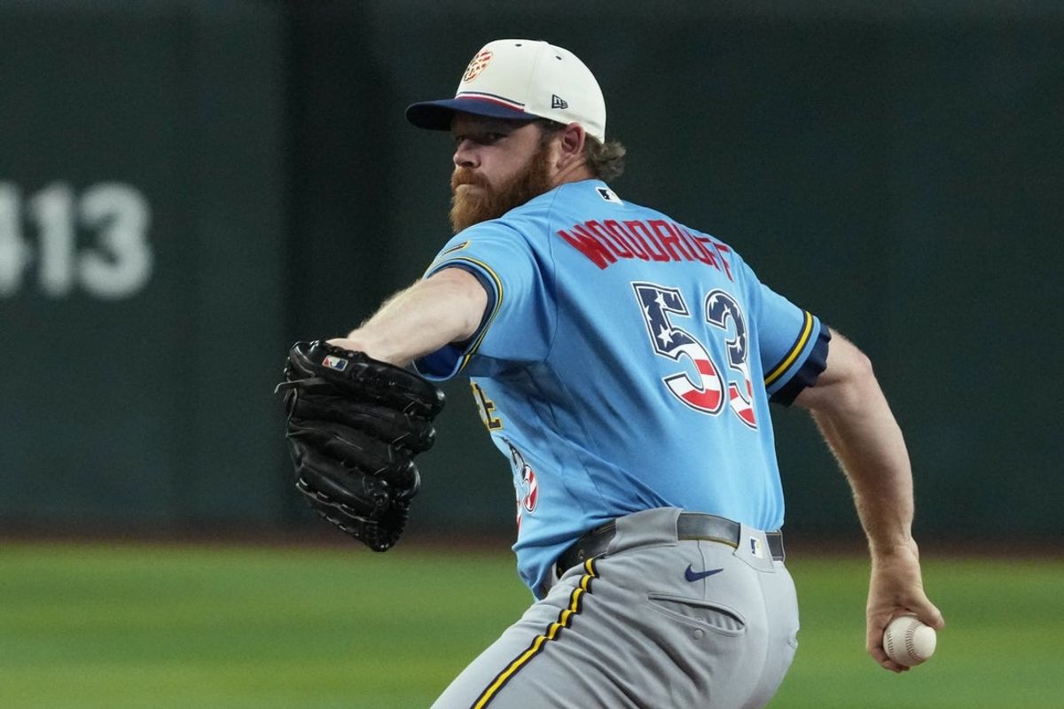 4 de julho de 2026; Phoenix, Arizona, EUA; O arremessador do Milwaukee Brewers, Brandon Woodruff (53), lança contra o Arizona Diamondbacks no primeiro turno no Chase Field. Crédito obrigatório: Rick Scuteri-Imagn Images