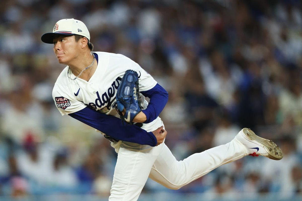 4 de julho de 2026; Los Angeles, Califórnia, EUA; O arremessador do Los Angeles Dodgers, Yoshinobu Yamamoto (18), entrega na quarta entrada contra o San Diego Padres no Dodger Stadium. Crédito obrigatório: Imagens Kiyoshi Mio-Imagn