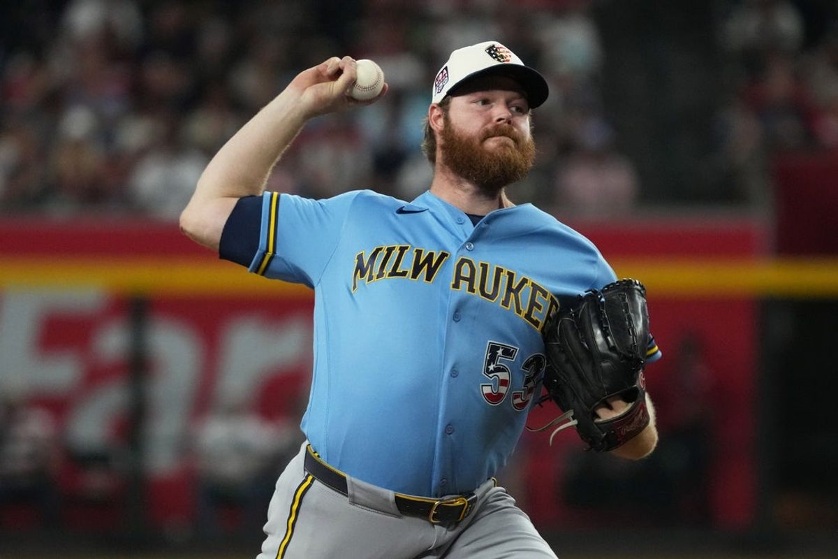 4 de julho de 2026; Phoenix, Arizona, EUA; O arremessador do Milwaukee Brewers, Brandon Woodruff (53), lança na terceira entrada contra o Arizona Diamondbacks no Chase Field. Crédito obrigatório: Rick Scuteri-Imagn Images