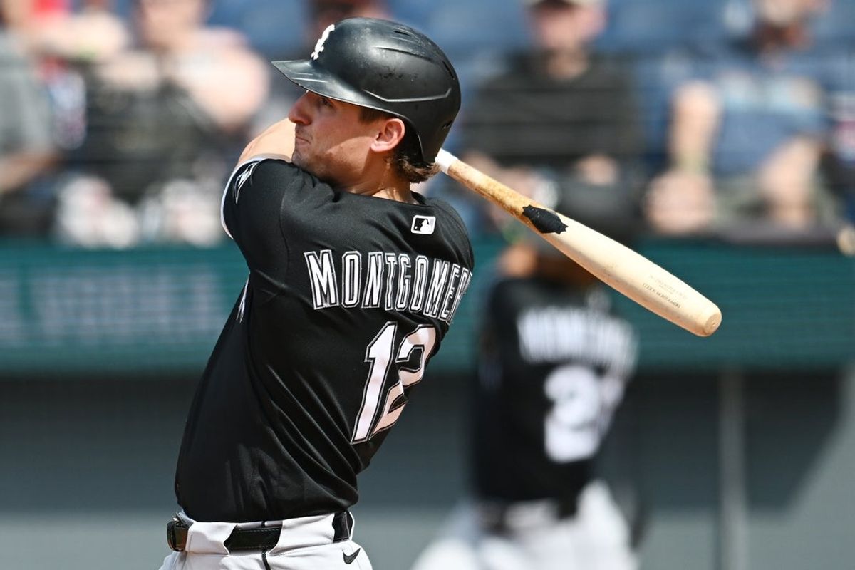 O shortstop do Chicago White Sox, Colson Montgomery (12), fez um home run durante a terceira entrada contra o Cleveland Guardians no Progressive Field no domingo para ajudar a manter o time em primeiro lugar no AL Central. Crédito obrigatório: Ken Blaze-Imagn Images