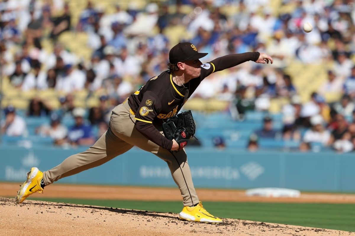 5 de julho de 2026; Los Angeles, Califórnia, EUA; O arremessador do San Diego Padres, JP Sears (38), arremessa no segundo turno contra o Los Angeles Dodgers no Dodger Stadium. Crédito obrigatório: Imagens Kiyoshi Mio-Imagn