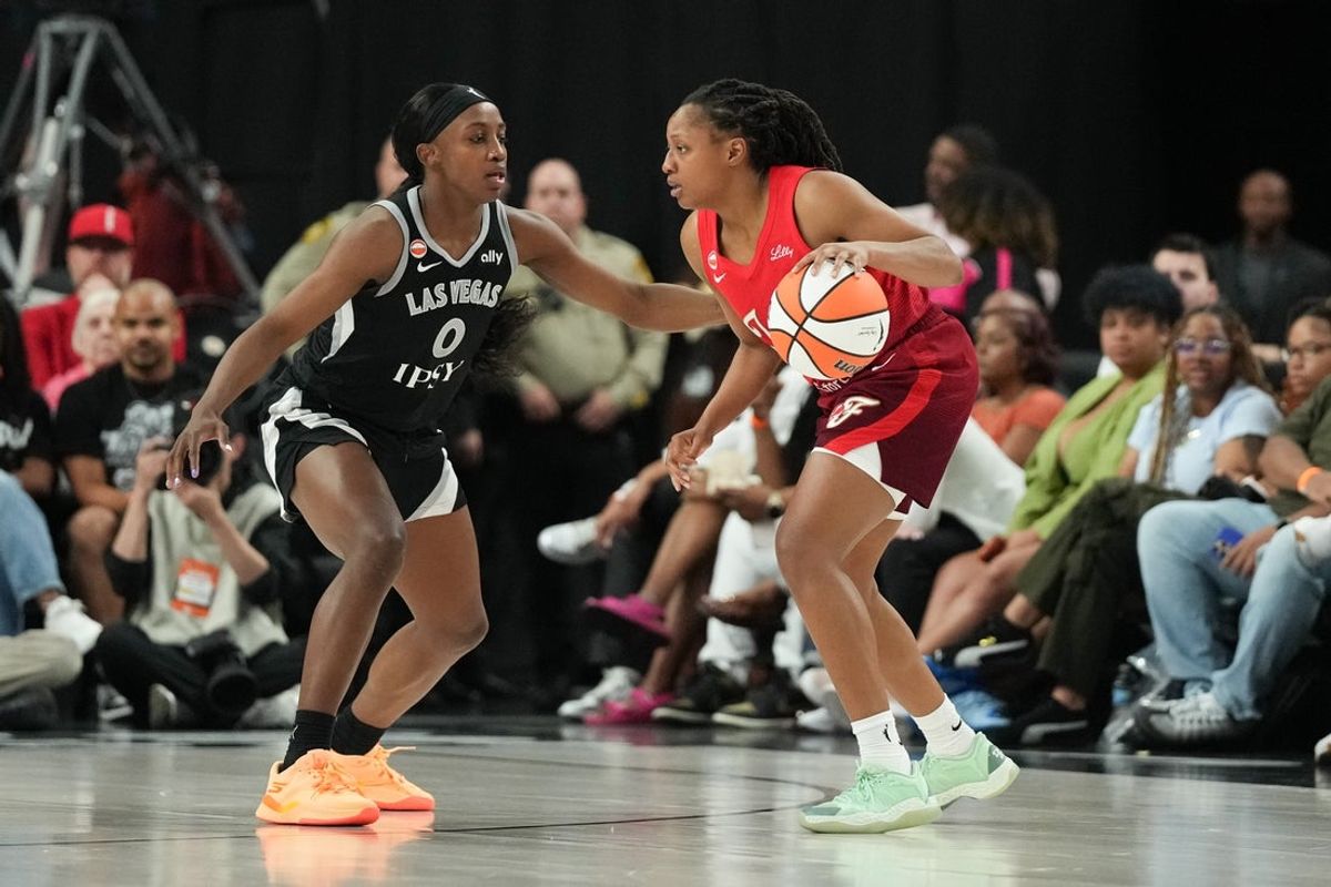5 de julho de 2026; Las Vegas, Nevada, EUA; O armador do Indiana Fever, Kelsey Mitchell (0), dribla contra o armador do Las Vegas Aces, Jackie Young (0), no segundo quarto do jogo na T-Mobile Arena. Crédito obrigatório: Candice Ward-Imagn Images