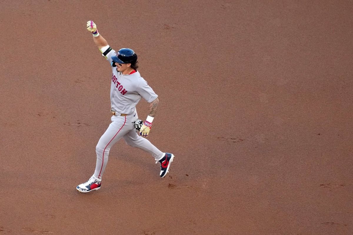 5 de julho de 2026; Anaheim, Califórnia, EUA; O defensor esquerdo do Boston Red Sox, Jarren Duran (16), corre pelas bases depois de fazer um home run de duas corridas no segundo turno contra o Los Angeles Angels no Angel Stadium. Crédito obrigatório: Kirby Lee-Imagn Images