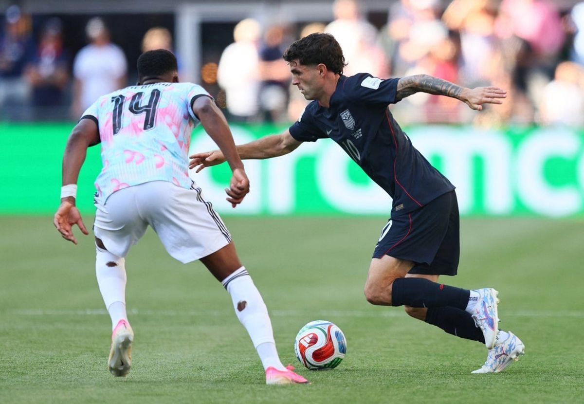 6 de julho de 2026; Seattle, Washington, EUA; Christian Pulisic, dos EUA, em ação com o belga Dodi Lukebakio. Crédito obrigatório: Blake Dahlin-Imagn Images