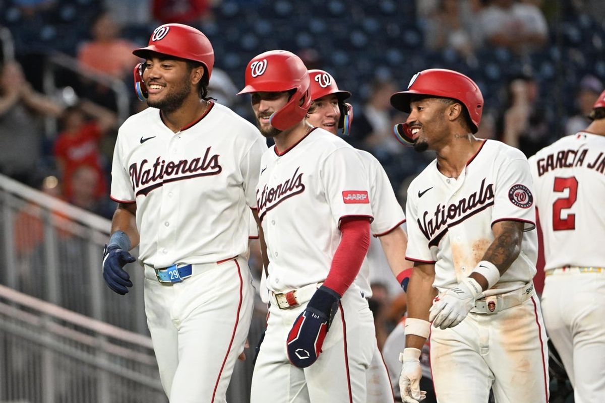 6 de julho de 2026; Washington, Distrito de Columbia, EUA; O rebatedor designado do Washington Nationals, James Wood (29), é parabenizado pelos companheiros de equipe após acertar um grand slam durante a quinta entrada contra o Houston Astros no Nationals Park. Crédito obrigatório: Brad Mills-Imagn Images