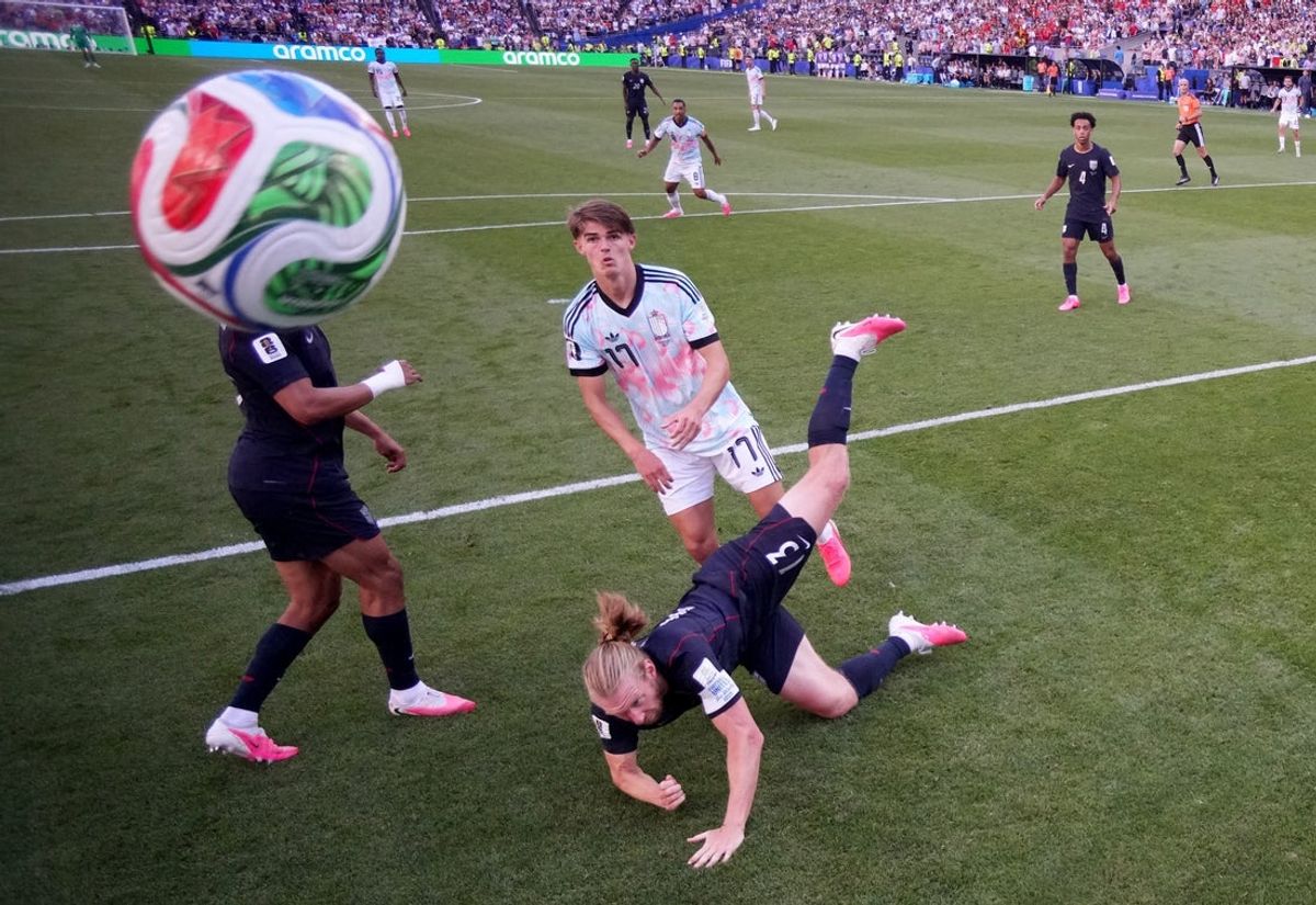 Charles De Ketelaere, da Bélgica, marca seu segundo gol contra os Estados Unidos em 6 de julho de 2026.