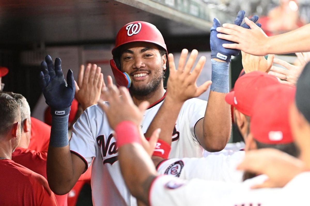 6 de julho de 2026; Washington, Distrito de Columbia, EUA; O rebatedor designado do Washington Nationals, James Wood (29), é parabenizado pelos companheiros de equipe após acertar um grand slam durante a quinta entrada contra o Houston Astros no Nationals Park. Crédito obrigatório: Brad Mills-Imagn Images