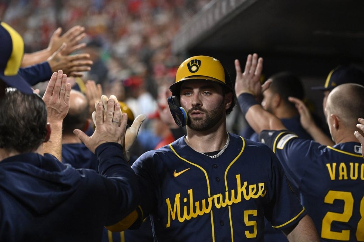 6 de julho de 2026; Louis, Missouri, EUA; O defensor central do Milwaukee Brewers, Garrett Mitchell (5), está de parabéns depois de marcar uma corrida contra o St. Louis Cardinals na sétima entrada no Busch Stadium. Crédito obrigatório: Joe Puetz-Imagn Images