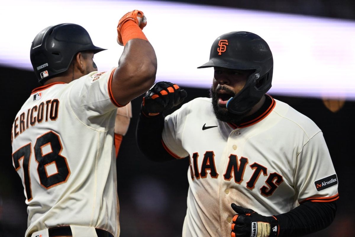 6 de julho de 2026; São Francisco, Califórnia, EUA; O defensor direito do San Francisco Giants, Heliot Ramos (17), reage com o defensor esquerdo Victor Bericoto (78) no home plate após seu home run de três corridas contra o Toronto Blue Jays na sexta entrada no Oracle Park. Crédito obrigatório: Eakin Howard-Imagn Images