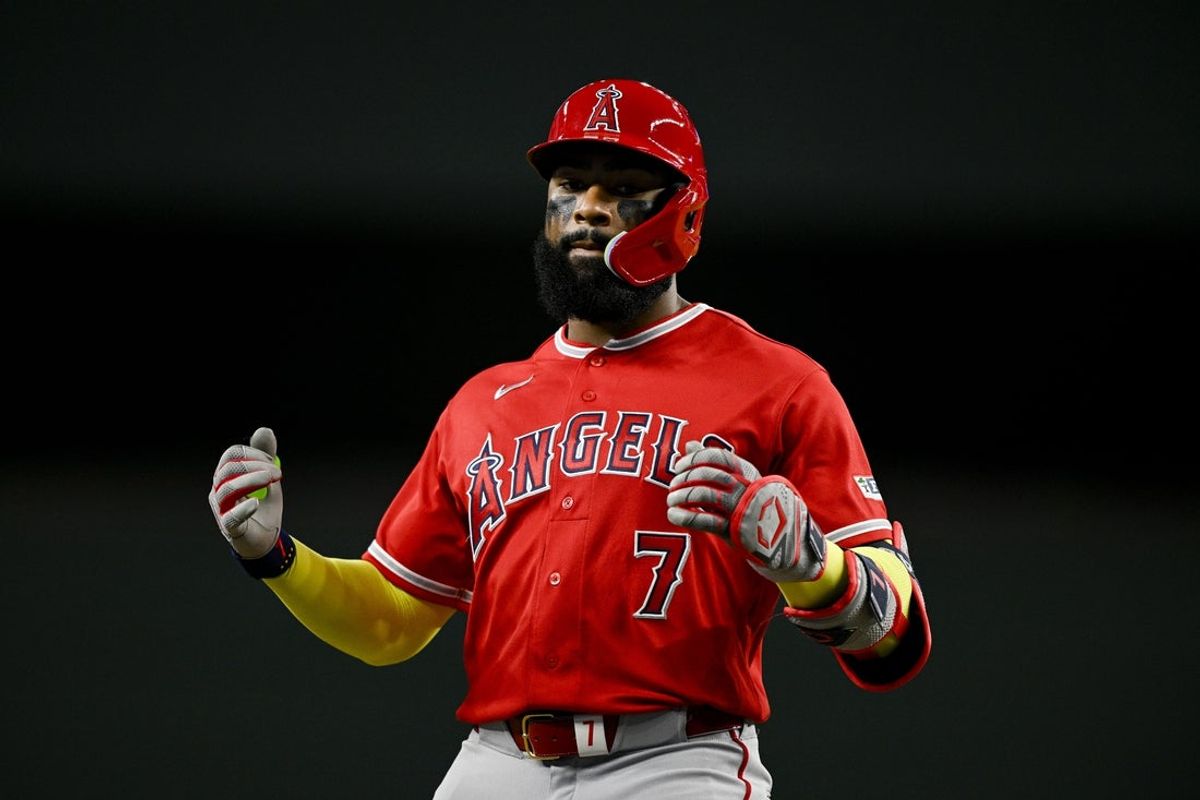 8 de julio de 2026; Arlington, Texas, Estados Unidos; El jardinero derecho de los Angelinos de Los Ángeles, Jo Adell, celebra después de realizar un pase de 3 goles a casa contra los Rangers de Texas durante el intervalo de la quinta entrada en la disciplina Globe Life.
