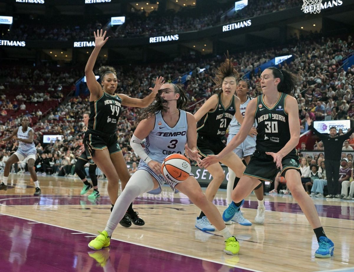 Jul 12, 2026; Montreal, Quebec, CAN; Toronto Tempo guard Marina Mabrey (3) drives to the net and New York Liberty center Han Xu (21) defends with teammate guard-forward Betnijah Laney-Hamilton (44)during the first half at the Bell Centre. Mandatory Credit: Eric Bolte-Imagn Images