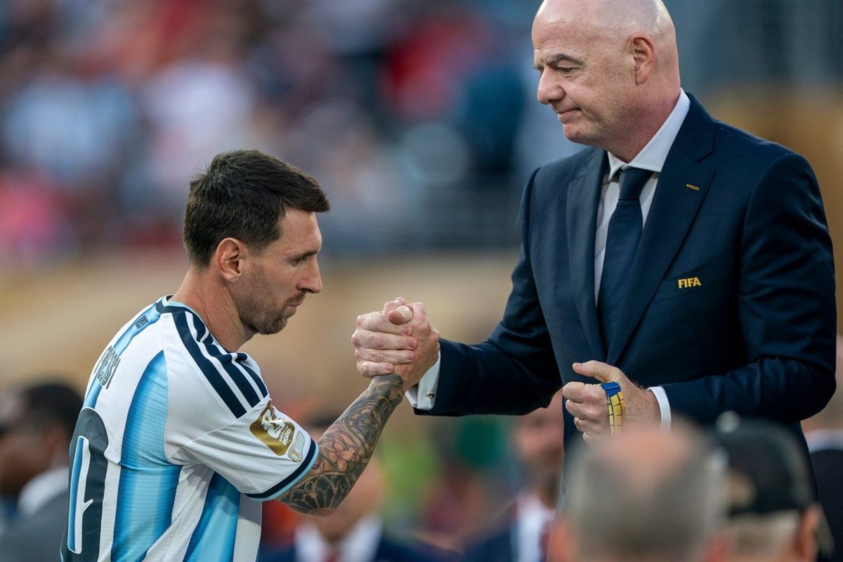 Argentina forward Lionel Messi (10) shakes hands with FIFA President Gianni Infantino following Argentina’s loss to Spain during the FIFA World Cup 2026 final between Argentina and Spain at New York New Jersey Stadium on Sunday, July 19, 2026, in East Rutherford, NJ.