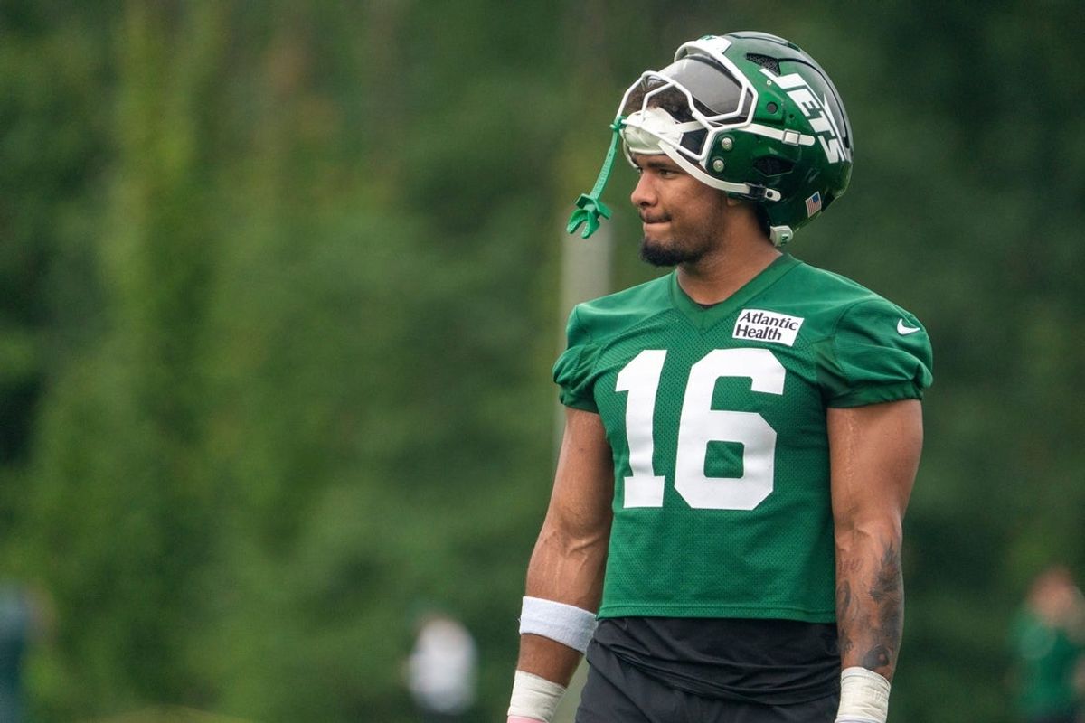New York Jets tight end and 1st round draft pick Kenyon Sadiq (16) takes a water break during a practice for the New York Jets at their training facility on Wednesday, July 29, 2026, in Florham Park.