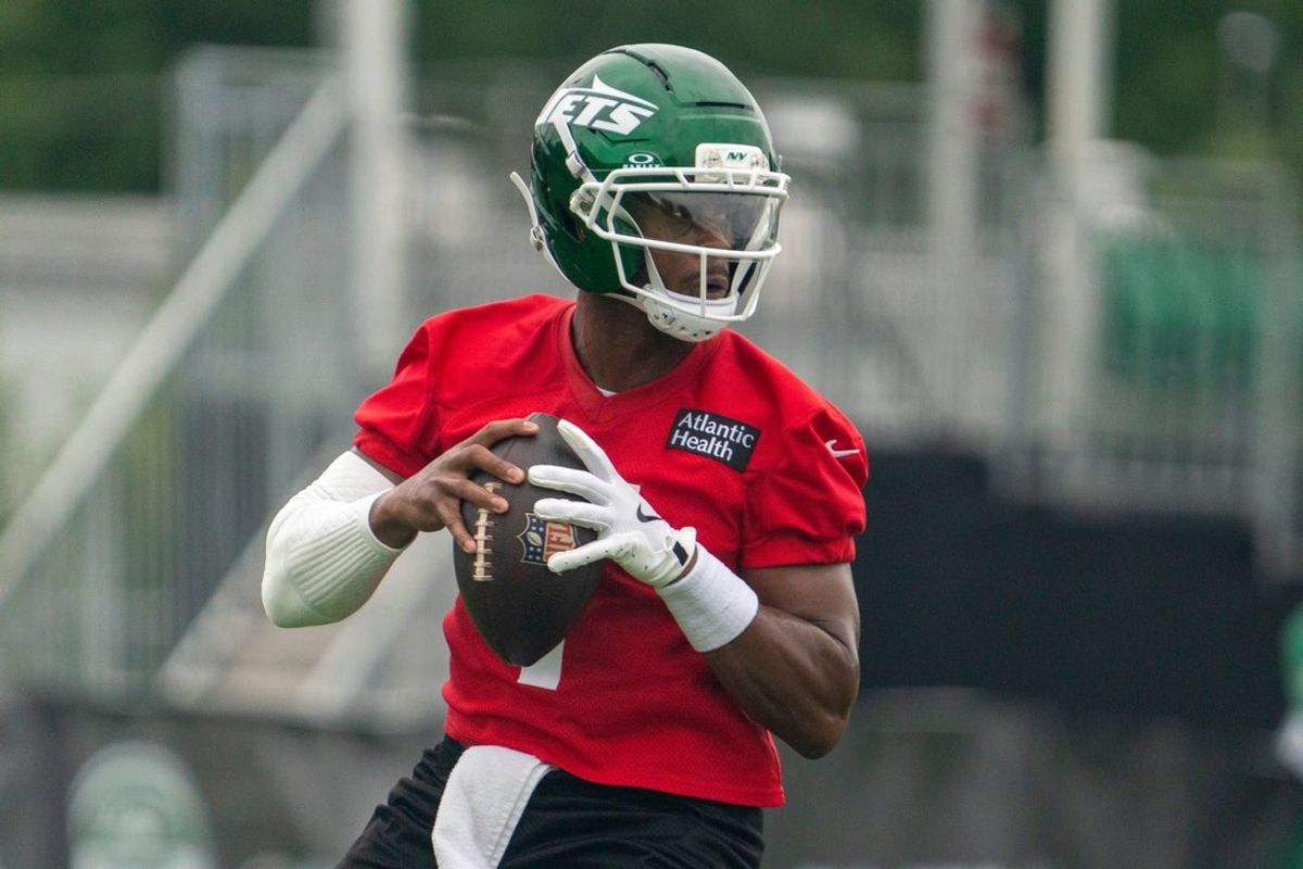 New York Jets quarterback Geno Smith (7) practices his throws during a practice for the New York Jets at their training facility on Wednesday, July 29, 2026, in Florham Park.