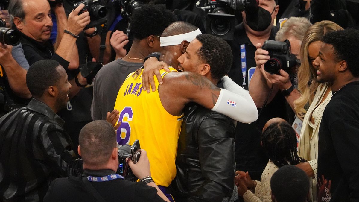 LeBron James abrazando Maverick Carter