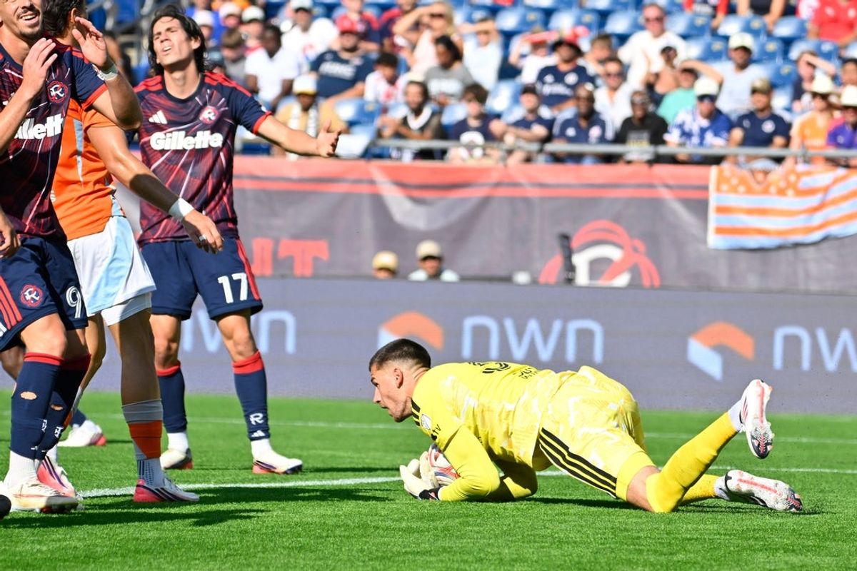 Aug 8, 2026; Foxborough, Massachusetts, USA; Houston Dynamo FC goalkeeper Jonathan Bond (31) makes a save against the New England Revolution during the first half at Gillette Stadium. Mandatory Credit: Eric Canha-Imagn Images