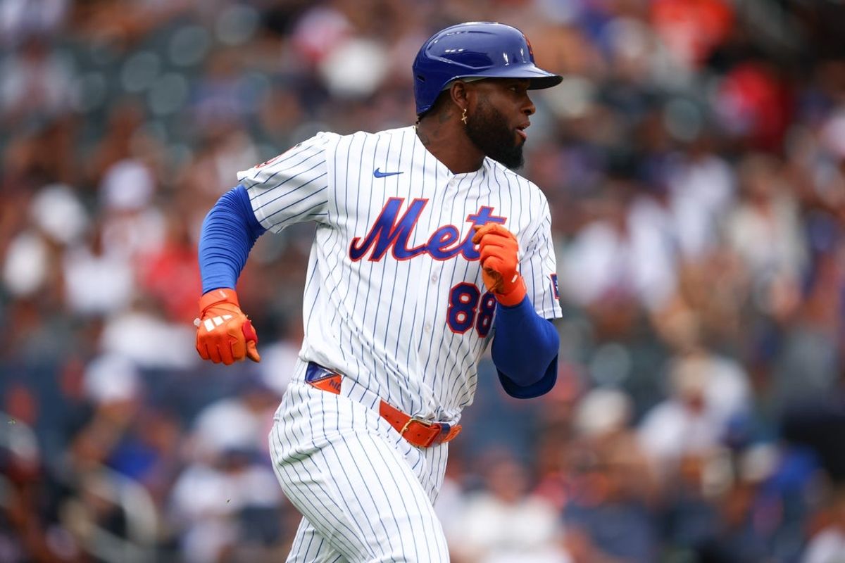 Aug 16, 2026; New York City, New York, USA;  New York Mets center fielder Luis Robert Jr. (88) singles during the eighth inning against the Washington Nationals at Citi Field. Mandatory Credit: Vincent Carchietta-Imagn Images