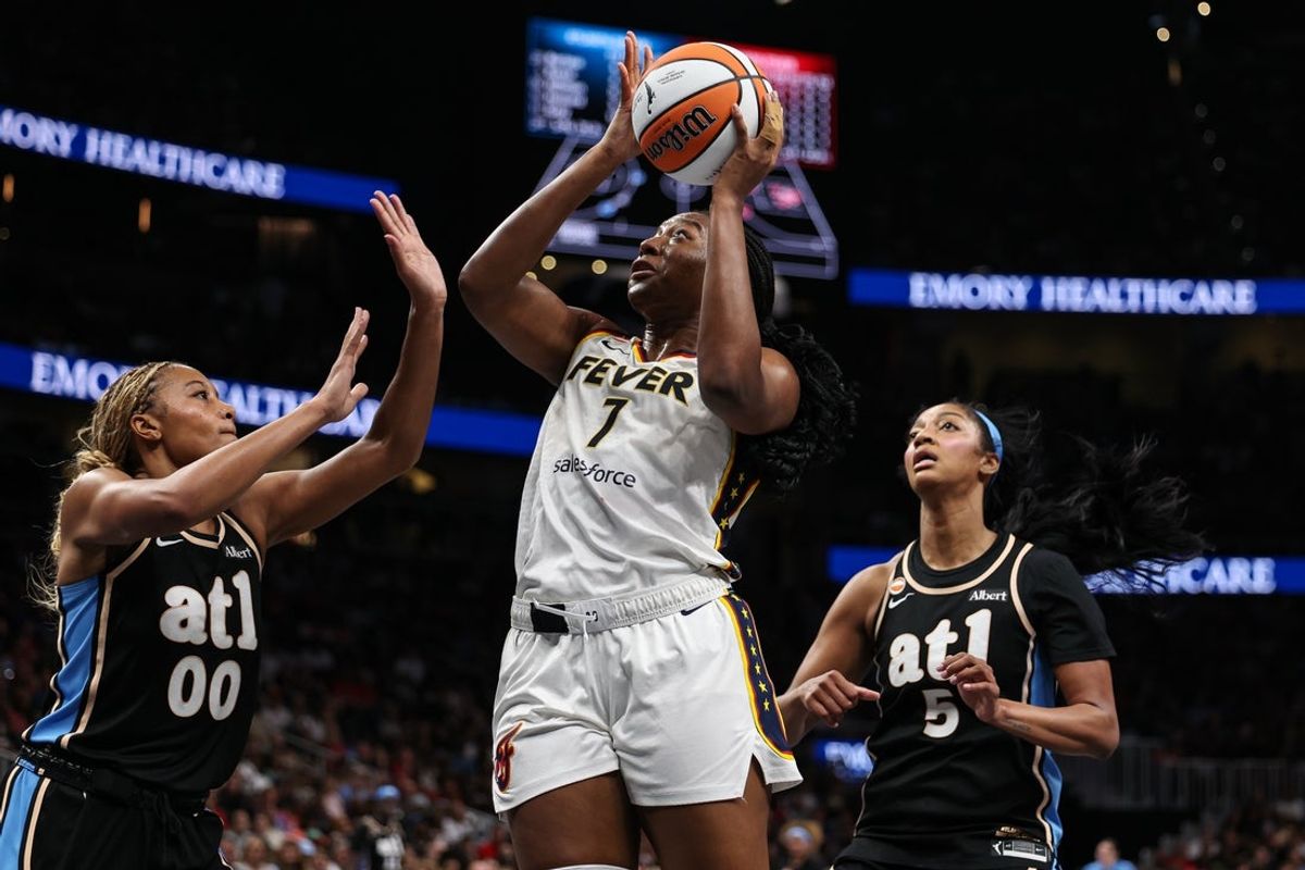 Aug 16, 2026; Atlanta, Georgia, USA; Indiana Fever center Aliyah Boston (7) shoots against Atlanta Dream forward Naz Hillmon (00) during the second quarter at State Farm Arena. Mandatory Credit: Colin Hubbard-Imagn Images