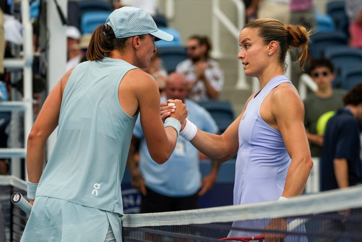 Iga Swiatek, of Poland, (left) shakes hands with Maria Sakkari after their round three of the Cincinnati Open at the Lindner Family Tennis Center in Mason, Ohio, on Monday, Aug. 17, 2026. Swiatek won in three sets, 4-6, 6-1, 6-1.