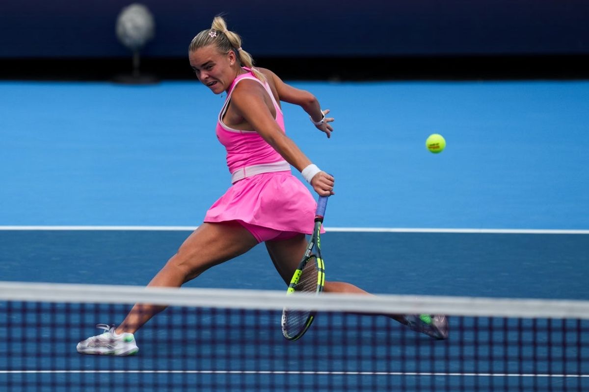 Aug 21, 2026; Mason, OH, USA;  Sara Bejlek (CZE) returns a shot against Madison Keys (USA) during the Cincinnati Open at Lindner Family Tennis Center. Mandatory Credit: Aaron Doster-Imagn Images