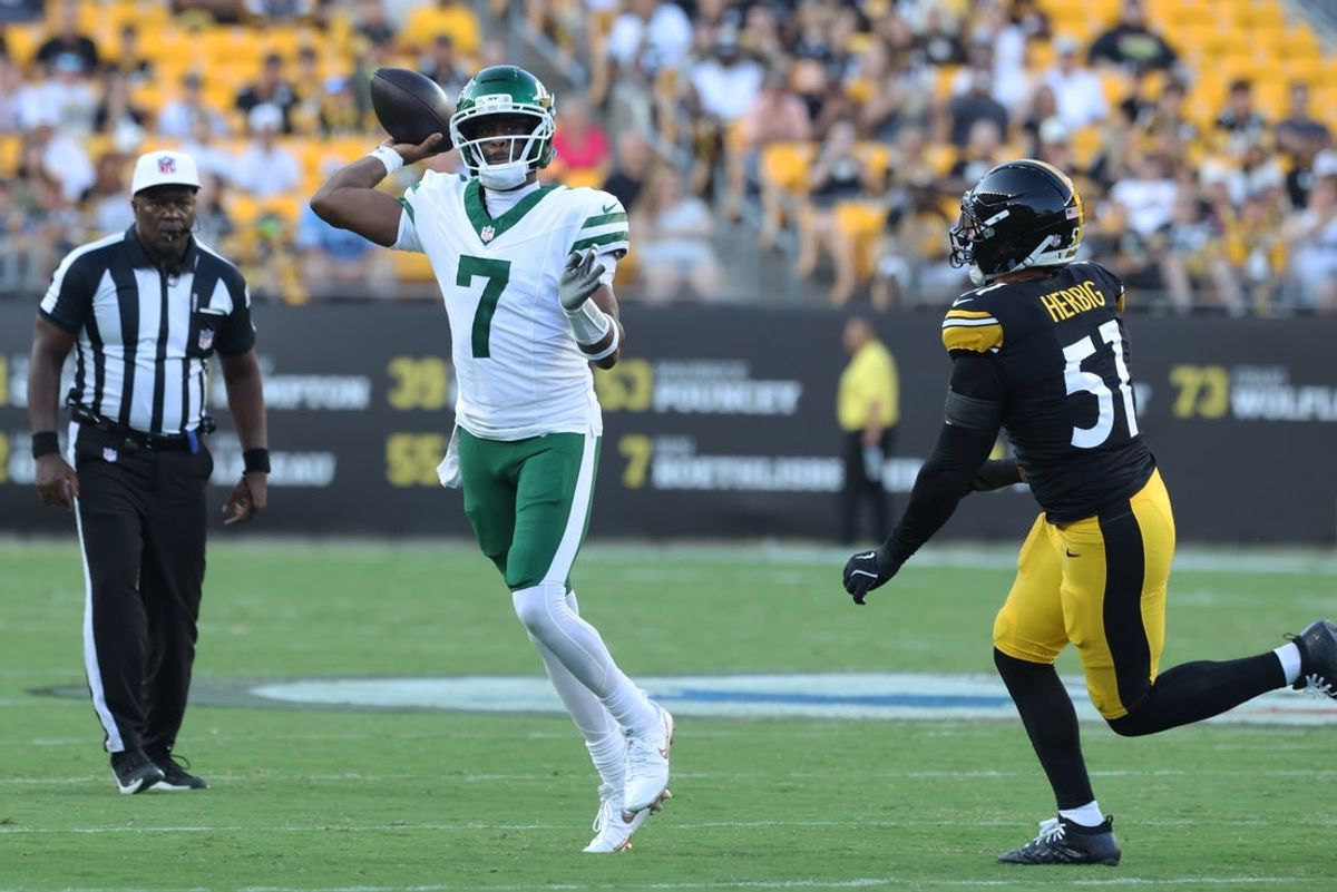 Aug 21, 2026; Pittsburgh, Pennsylvania, USA;  New York Jets quarterback Geno Smith (7) passes against pressure from Pittsburgh Steelers linebacker Nick Herbig (51) during the first quarter at Acrisure Stadium.  Mandatory Credit: Charles LeClaire-Imagn Images