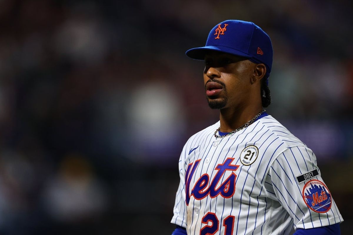 New York Mets shortstop Francisco Lindor (12) wears number 21 and a patch in honor of Pittsburgh Pirates legend and humanitarian Roberto Clemente during the game against the Baltimore Orioles at Citi Field.