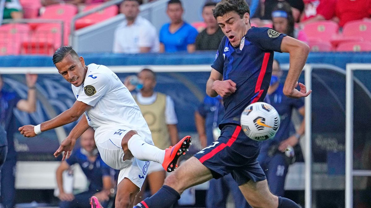Honduras’  Edwin  Rodríguez s hoots  past   Gio  Reyna  during C ONCACAF  Nations  League semi.