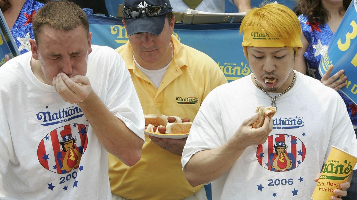 Joey Chestnut (left) and Takeru Kobayashi (right) in 2006.