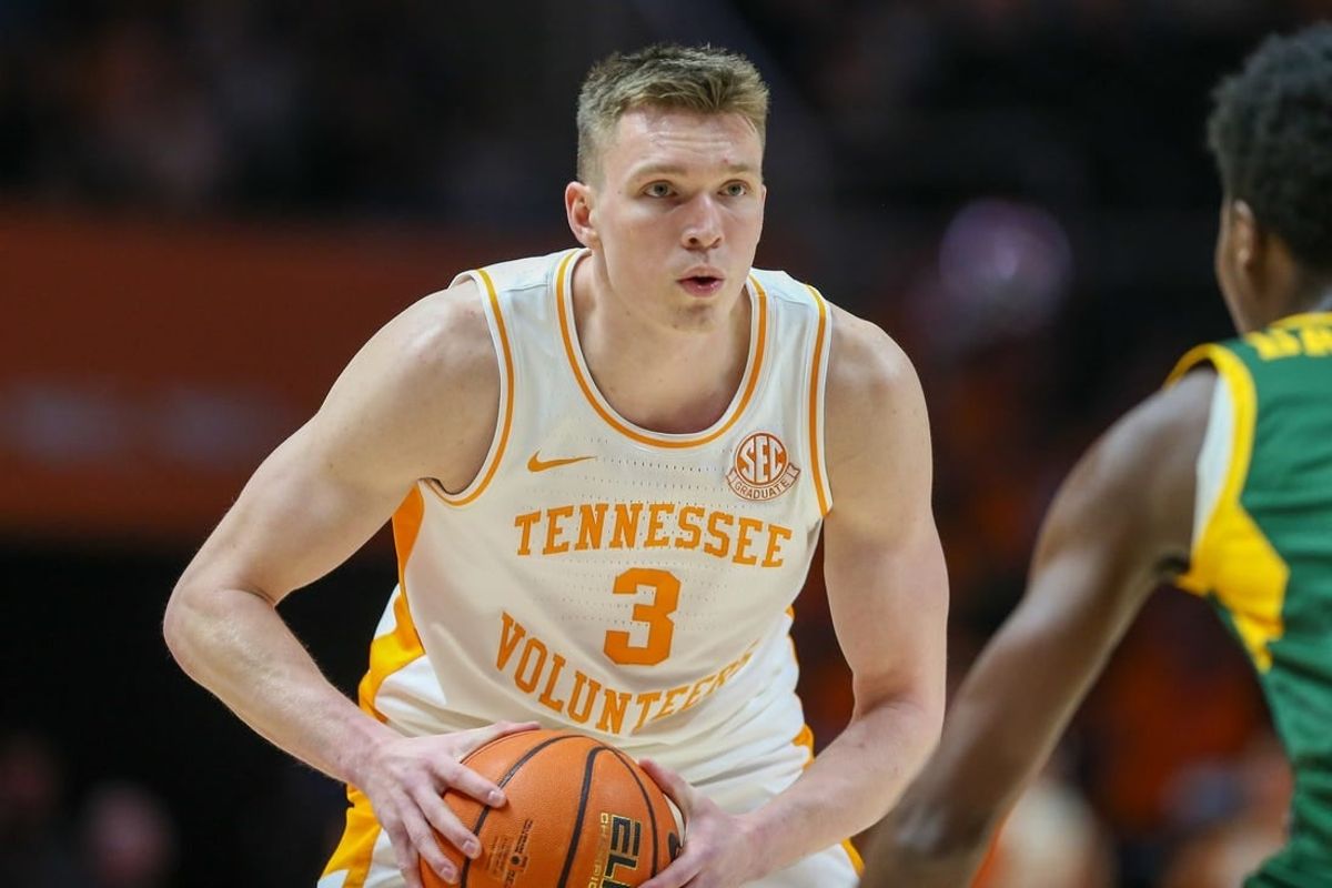 Jan 2, 2024; Knoxville, Tennessee, USA; Tennessee Volunteers guard Dalton Knecht (3) looks to pass the ball against the Norfolk State Spartans during the first half at Thompson-Boling Arena at Food City Center.