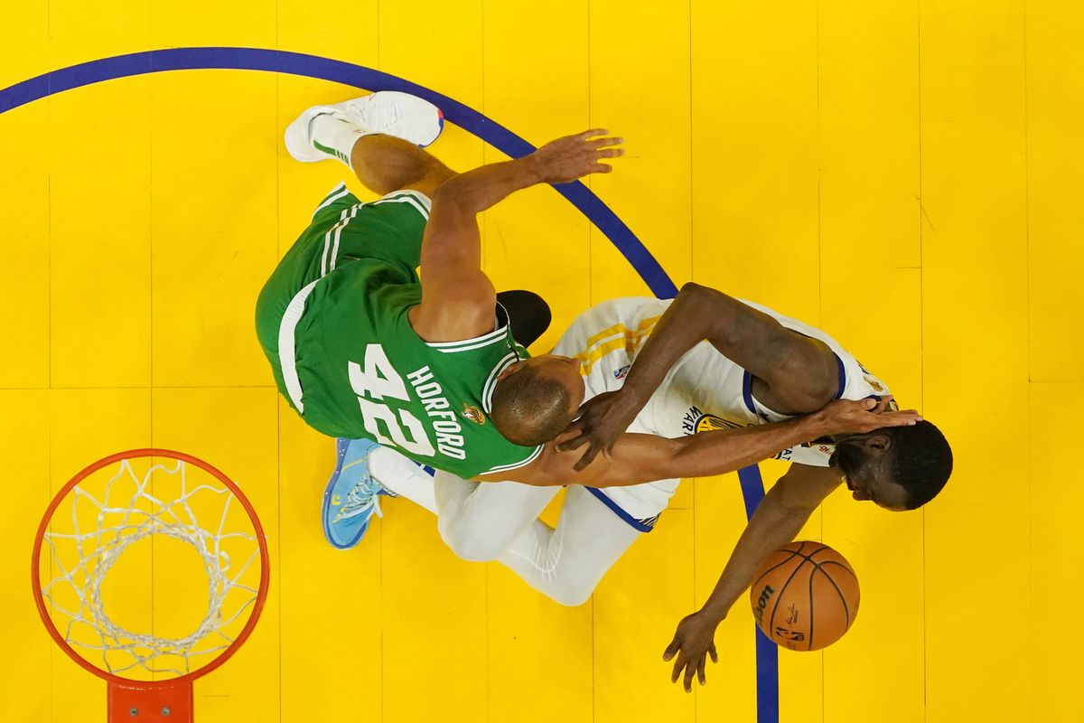 Al Horford (l.) chops Draymond Green.