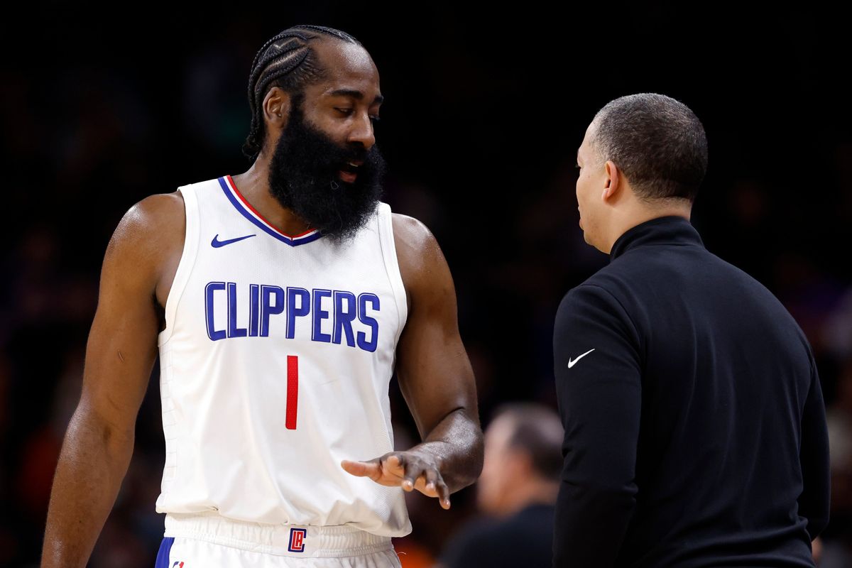 James Harden (l.) and Tyronn Lue.