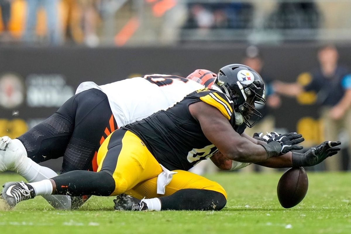 Steelers defensive tackle Sebastian Joseph-Day dives on a fumble by Bengals quarterback Joe Burrow to seal a Week 3 win for the Steelers.