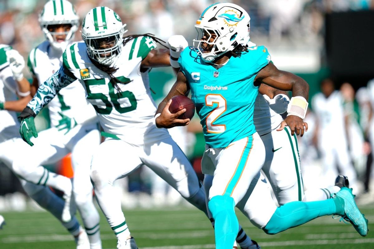 The Jets defense goes after Miami Dolphins quarterback Malik Willis (2) as he runs the ball, Sunday, Oct. 25, 2026, at East Rutherford.