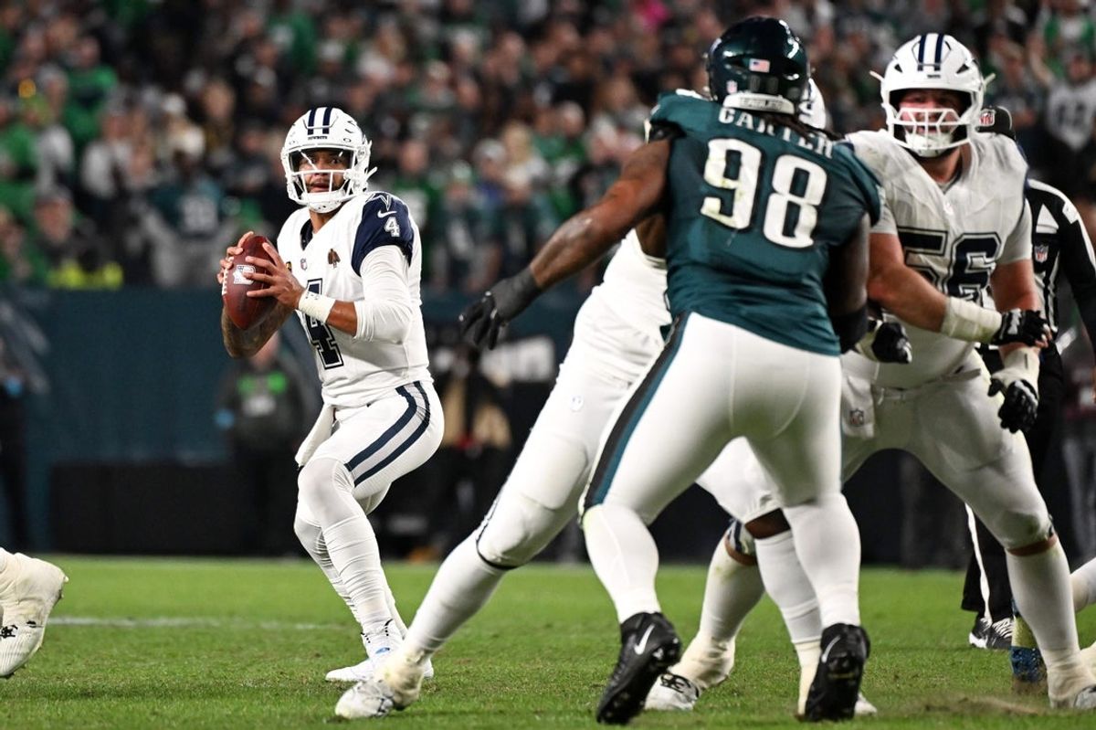 Oct 26, 2026; Philadelphia, Pennsylvania, USA;  Dallas Cowboys quarterback Dak Prescott (4) looks to pass during the second quarter against the Philadelphia Eagles at Lincoln Financial Field.  Mandatory Credit: Eric Hartline-Imagn Images