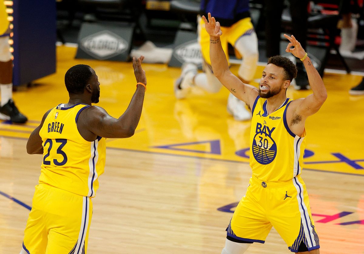Draymond Green (l.) and Stephen F. Curry