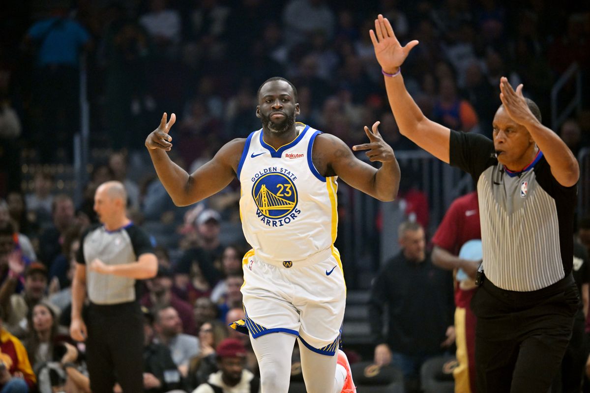 Draymond Green de los Golden State Warriors celebra después de anotar durante el primer cuarto contra los Cleveland Cavaliers en Rocket Mortgage Fieldhouse el 5 de noviembre , 2023 en Cleveland, Ohio.