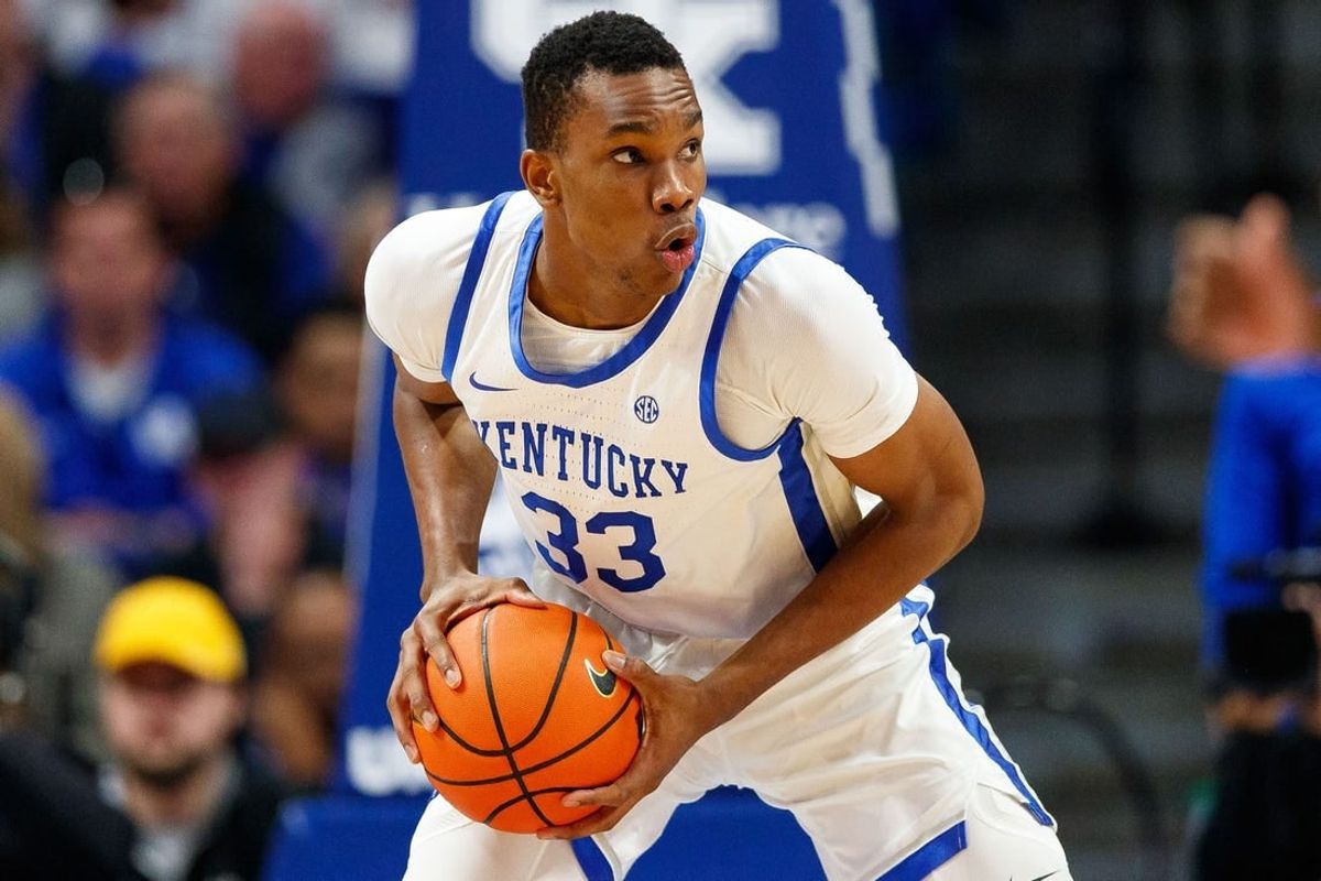 Nov 23, 2022; Lexington, Kentucky, USA; Kentucky Wildcats forward Ugonna Onyenso (33) handles the ball during the second half against the North Florida Ospreys at Rupp Arena at Central Bank Center.