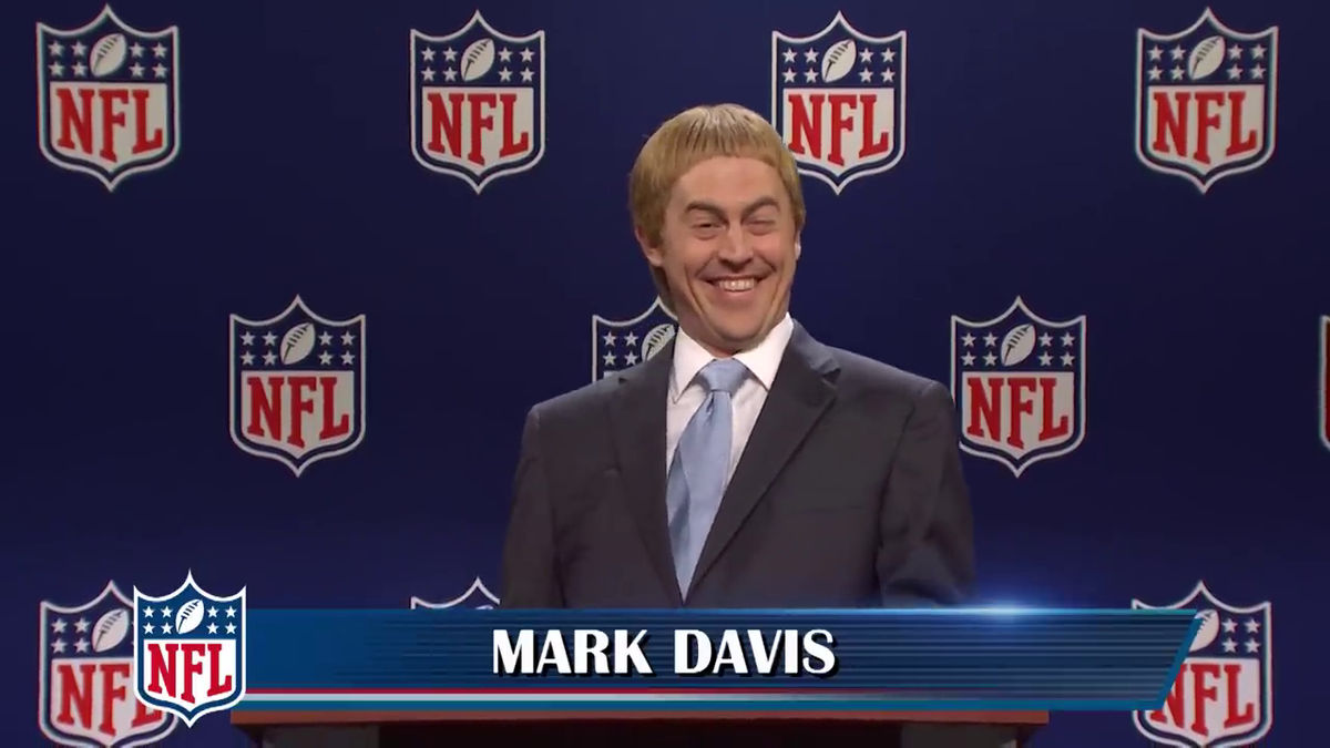 SNL cast member Alex Moffat as Raiders’ owner Mark Davis.