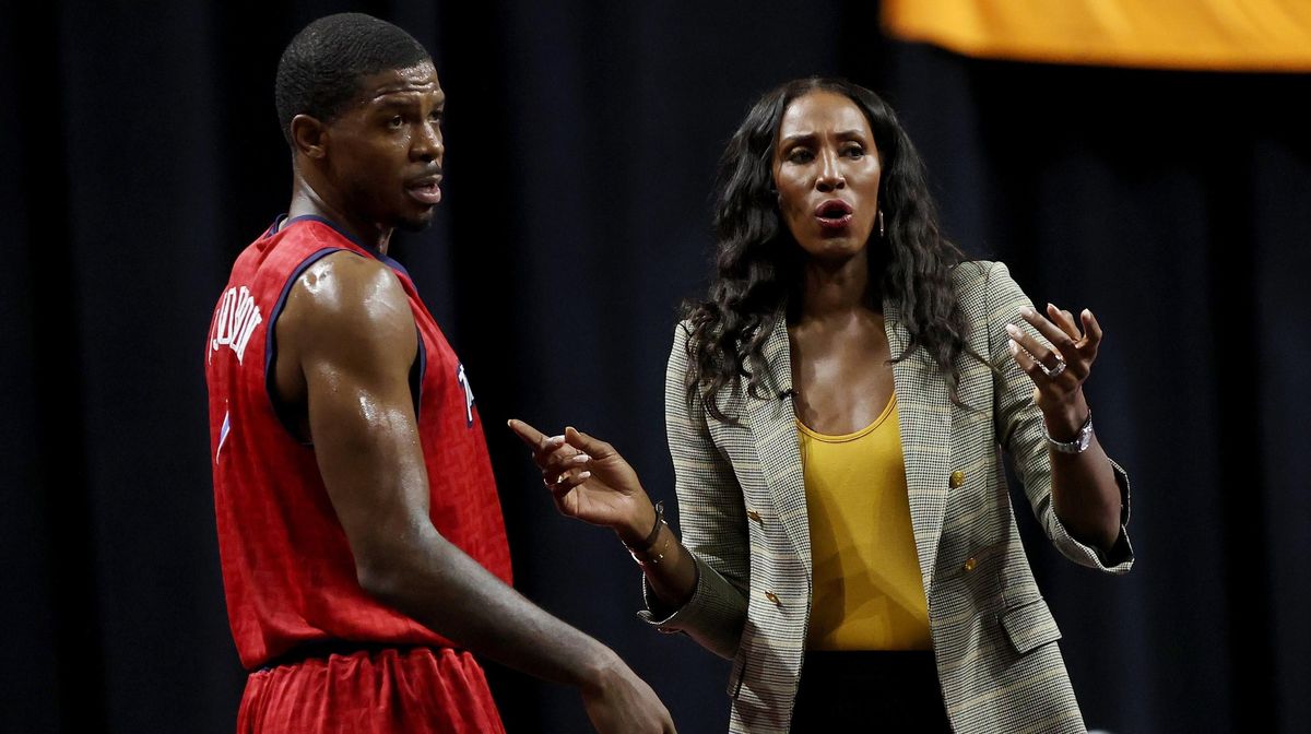 Joe Johnson (with BIG3 coach Lisa Leslie) is baaaaaaack!
